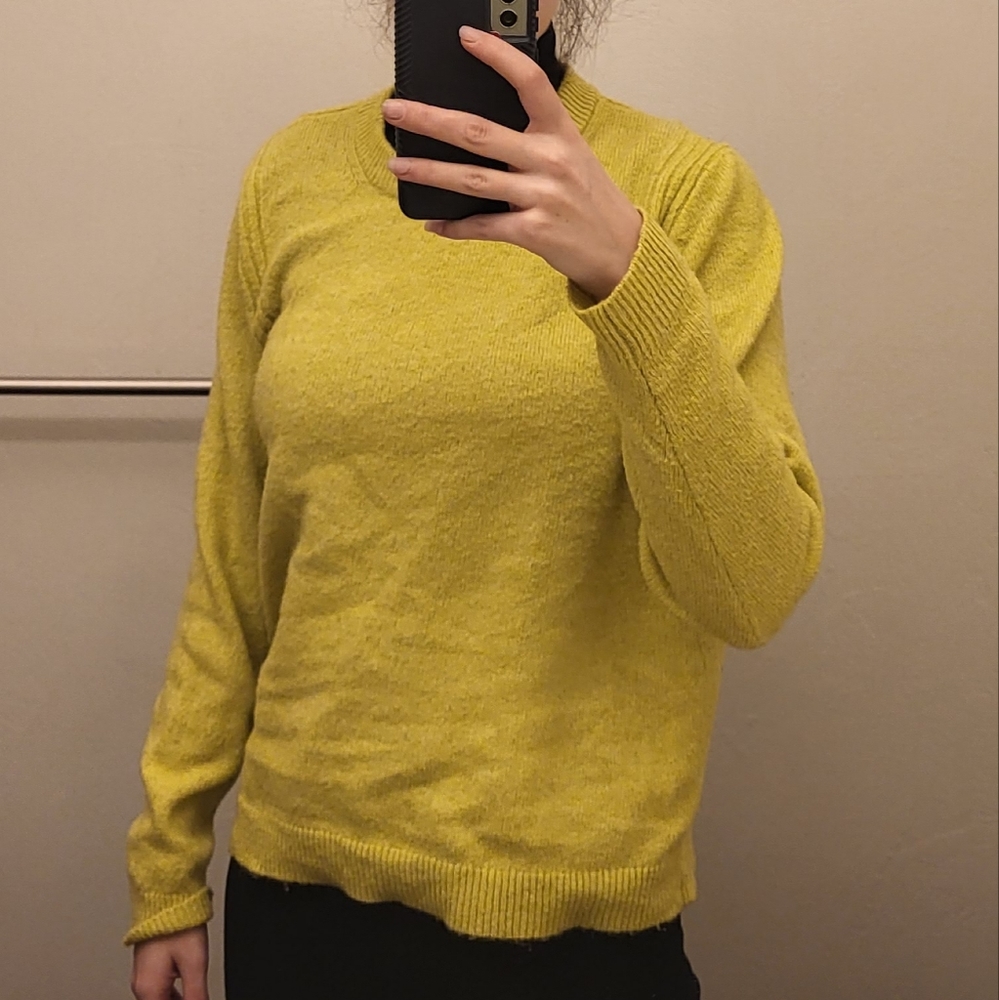 ✨️ $2 when bundled✨️ Bright lime green sweater
